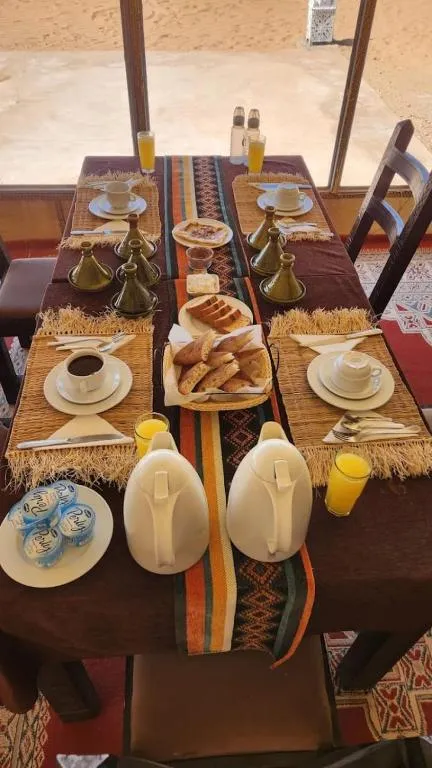 Mise en place traditionnelle du petit-déjeuner au Tilila Luxury Camp