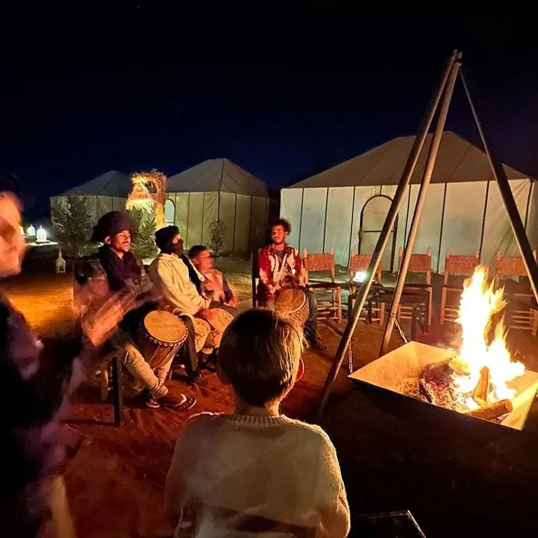 Événement culturel de tambours au Tilila Luxury Camp en plein air