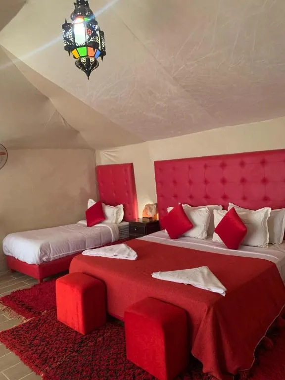 Chambre thématique rouge élégante au Tilila Luxury Camp