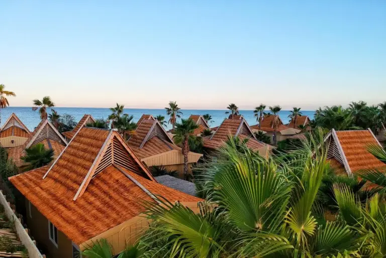 Vue du complexe Toison D'or montrant des cottages et la mer