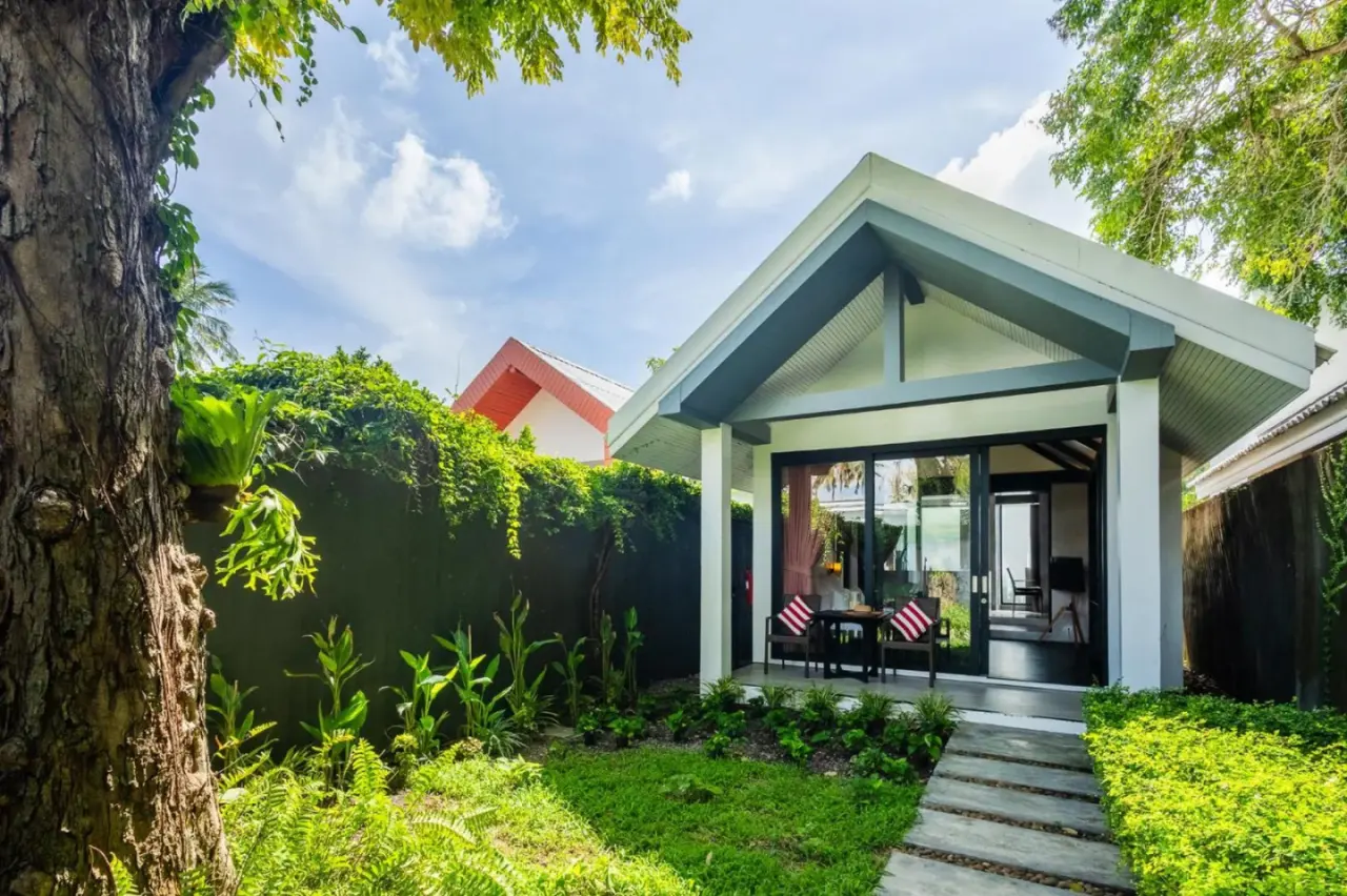 Blick auf den Garten vom Gästehaus im Tolani Resort Koh Samui