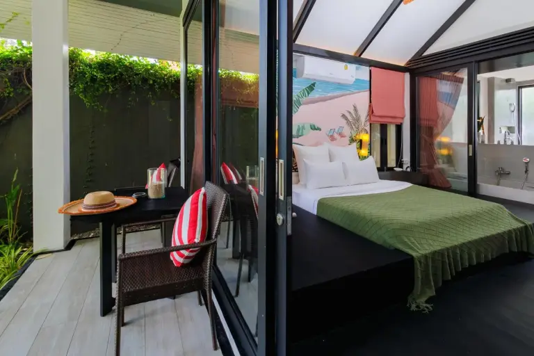 Zimmerinterieur im Tolani Resort Koh Samui mit Balkonblick