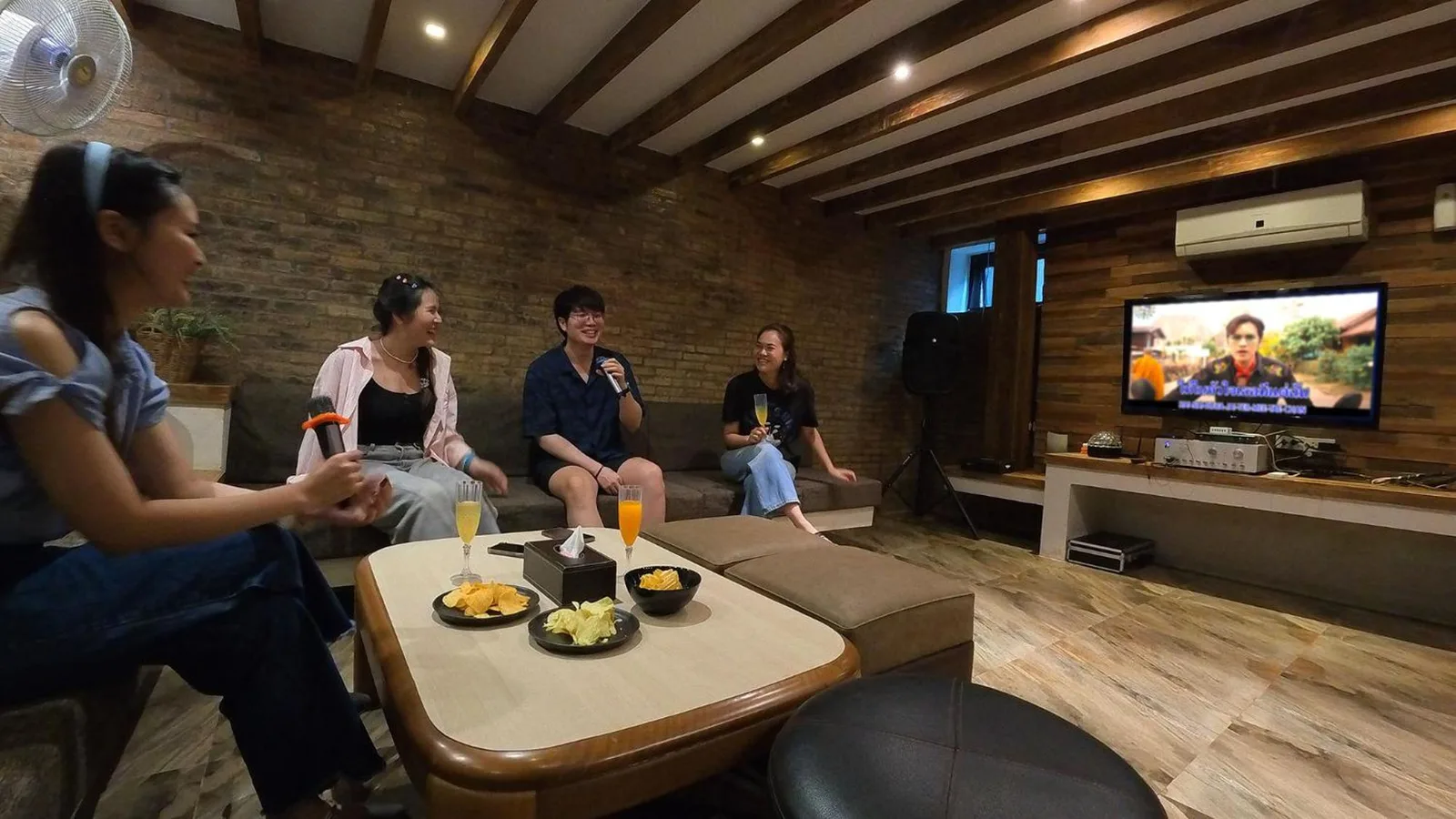Zona de entretenimiento de Tolani Riverside Villa con TV