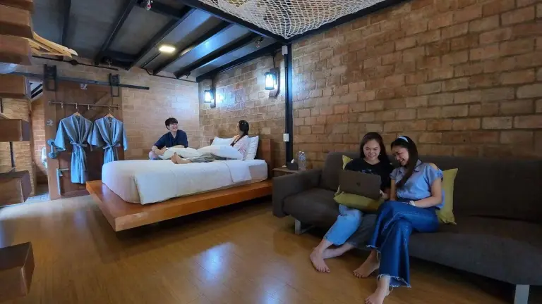 Amigos disfrutando del tiempo en la habitación de huéspedes de Tolani Riverside Villa