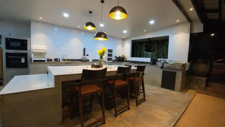 Zona de cocina moderna de Tolani Riverside Villa