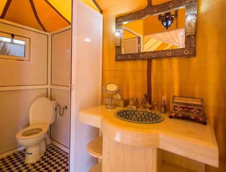 Salle de bain de luxe dans une tente au Toop Luxury Camp à Merzouga