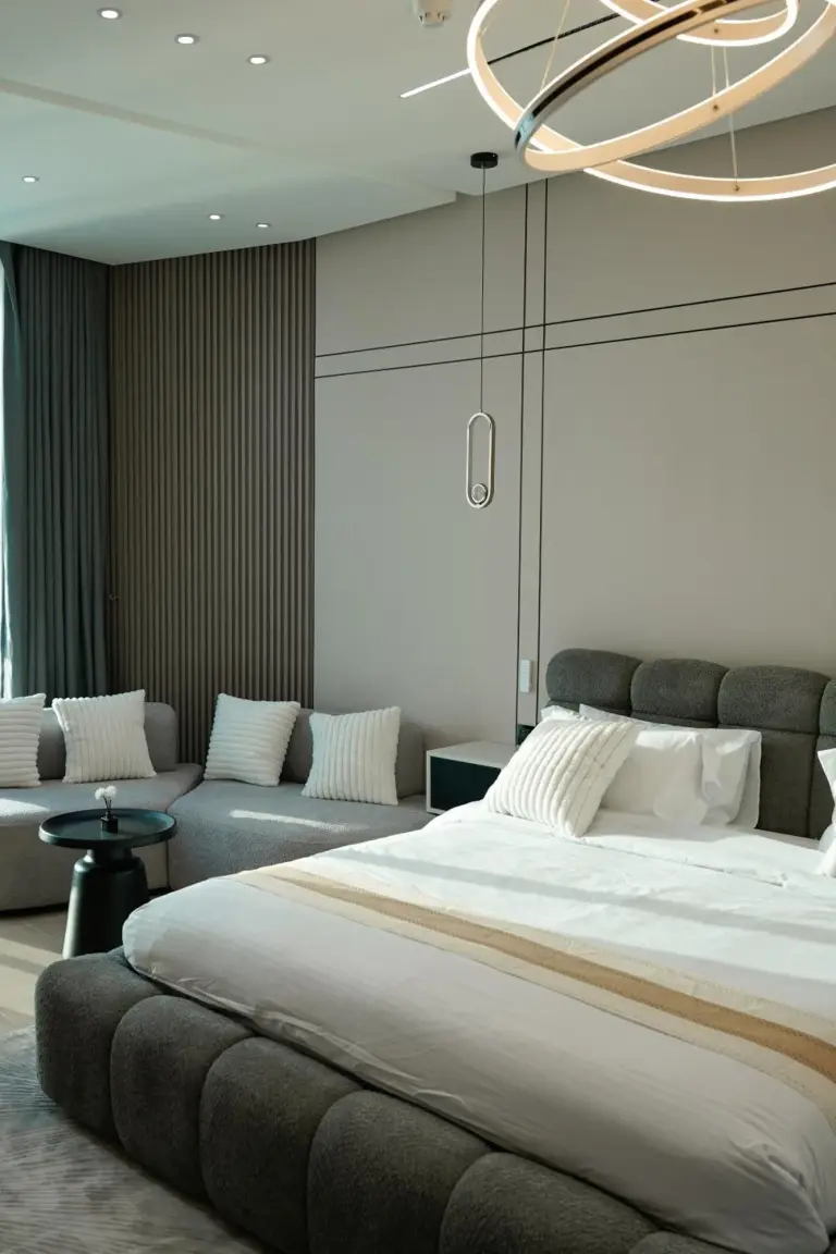 Montaje de dormitorio de hotel lujoso con textiles suaves en Ajman