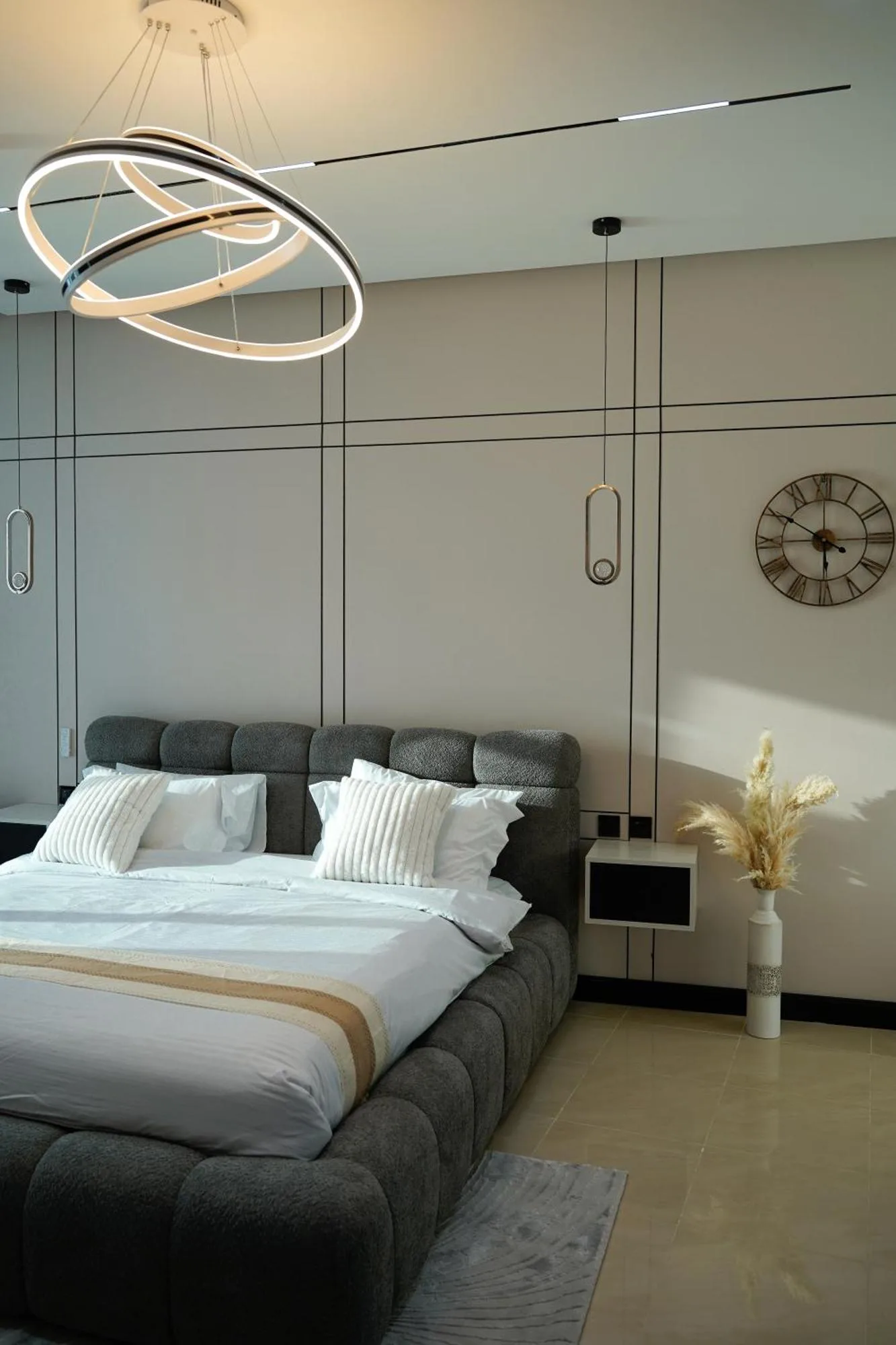 Elegante habitación de hotel con accesorios junto a la cama en Ajman
