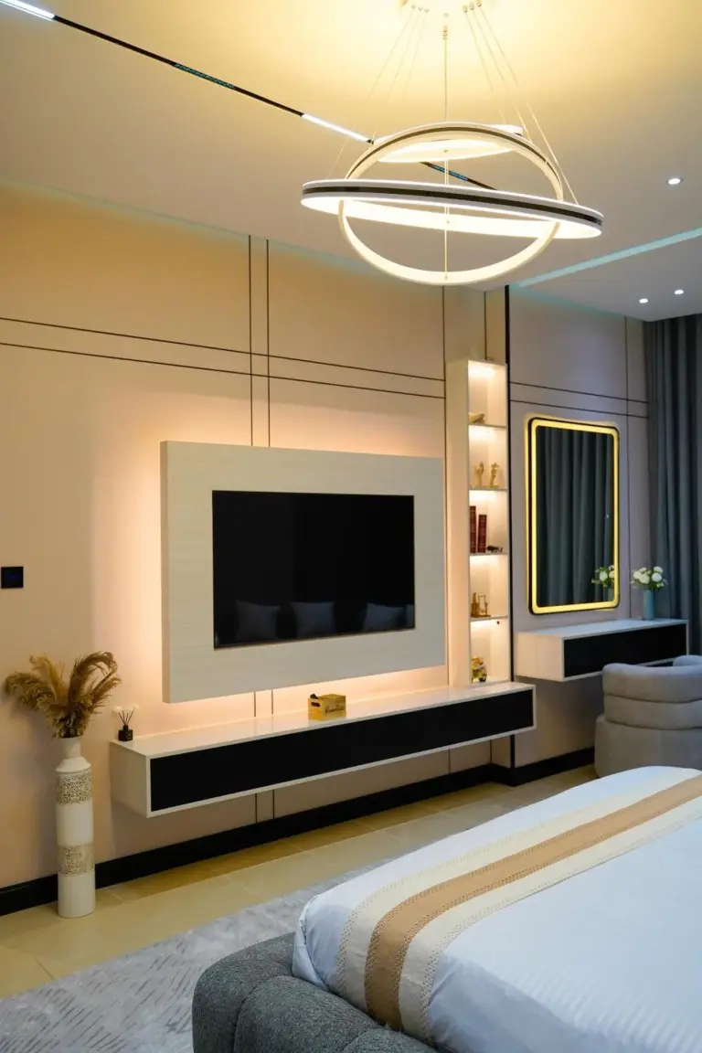 Habitación de hotel elegante con TV y elementos decorativos en Ajman