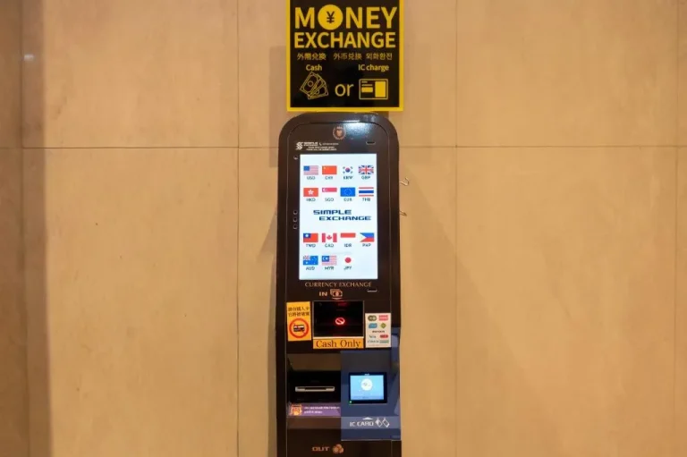 Währungsumtauschautomat im Toshi Center Hotel in Tokio