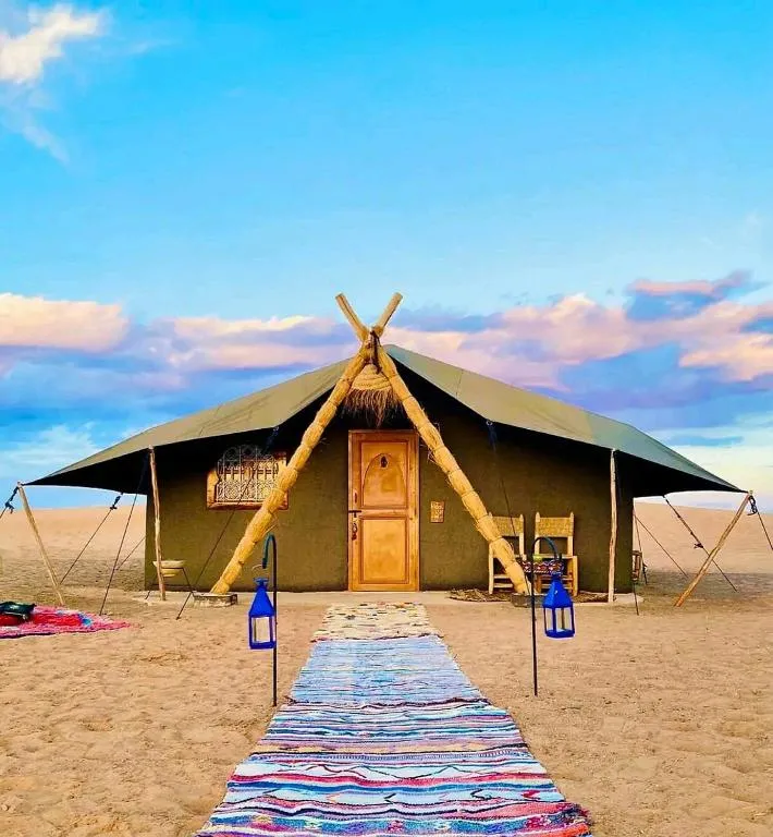 Entrée d'une tente au Touareg Spirit Luxury Camp à Merzouga