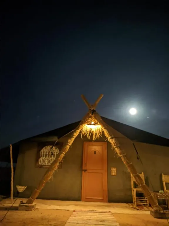 Vue nocturne d'une tente au Touareg Spirit Luxury Camp à Merzouga