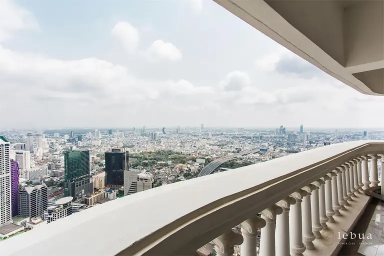 Vue depuis le balcon du Tower Club at lebua