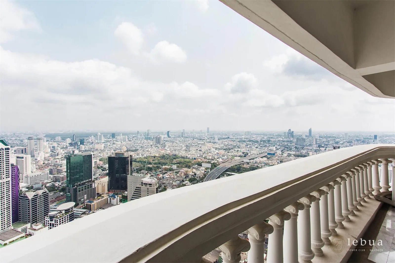 Vue depuis le balcon du Tower Club at lebua
