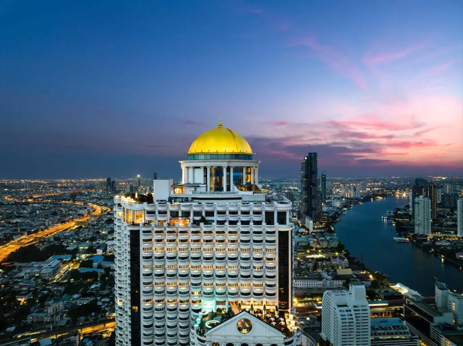 Vue imprenable de Tower Club at lebua à Bangkok au coucher du soleil
