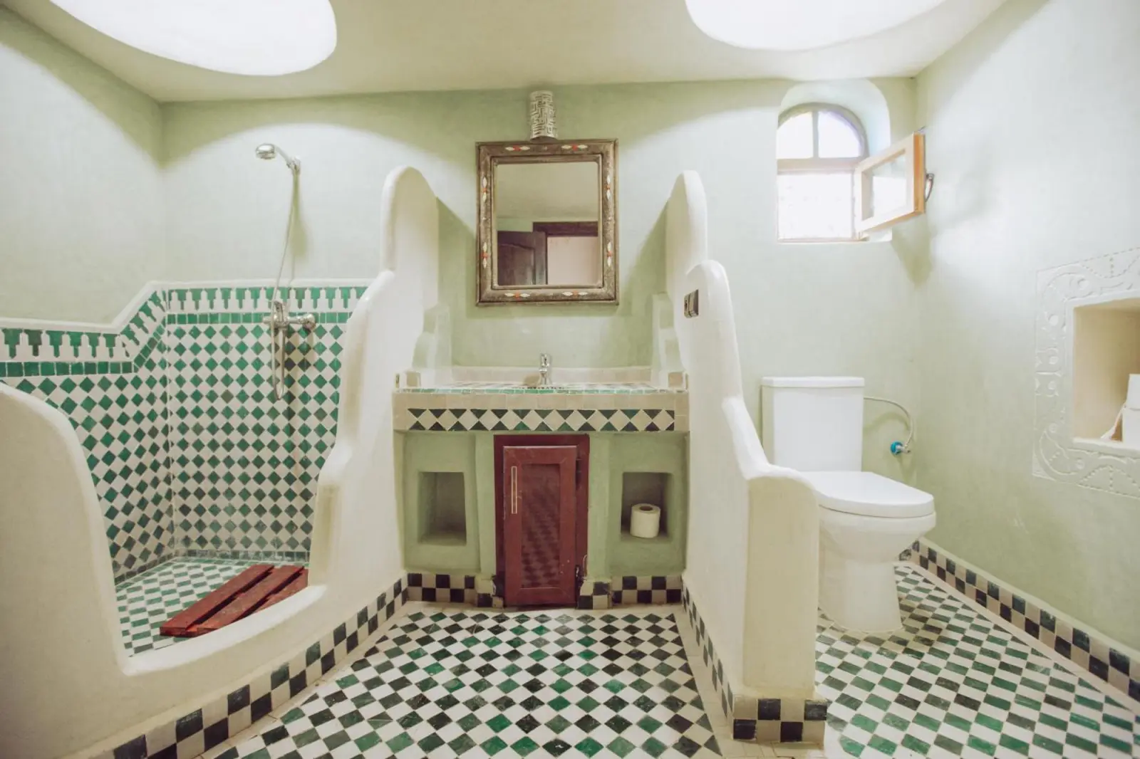 Modern bathroom at Traditional Riad Merzouga Dunes