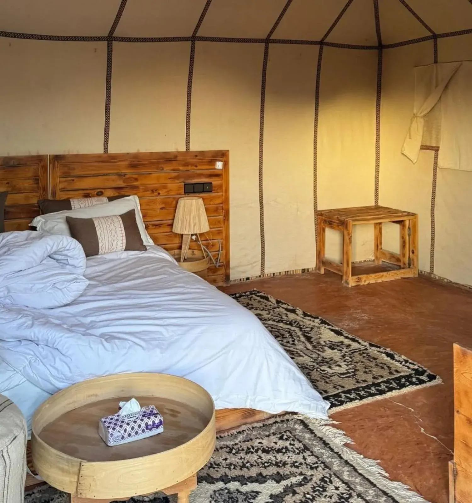 Aménagement cosy de la tente au Tranquil Gem Luxury Camp