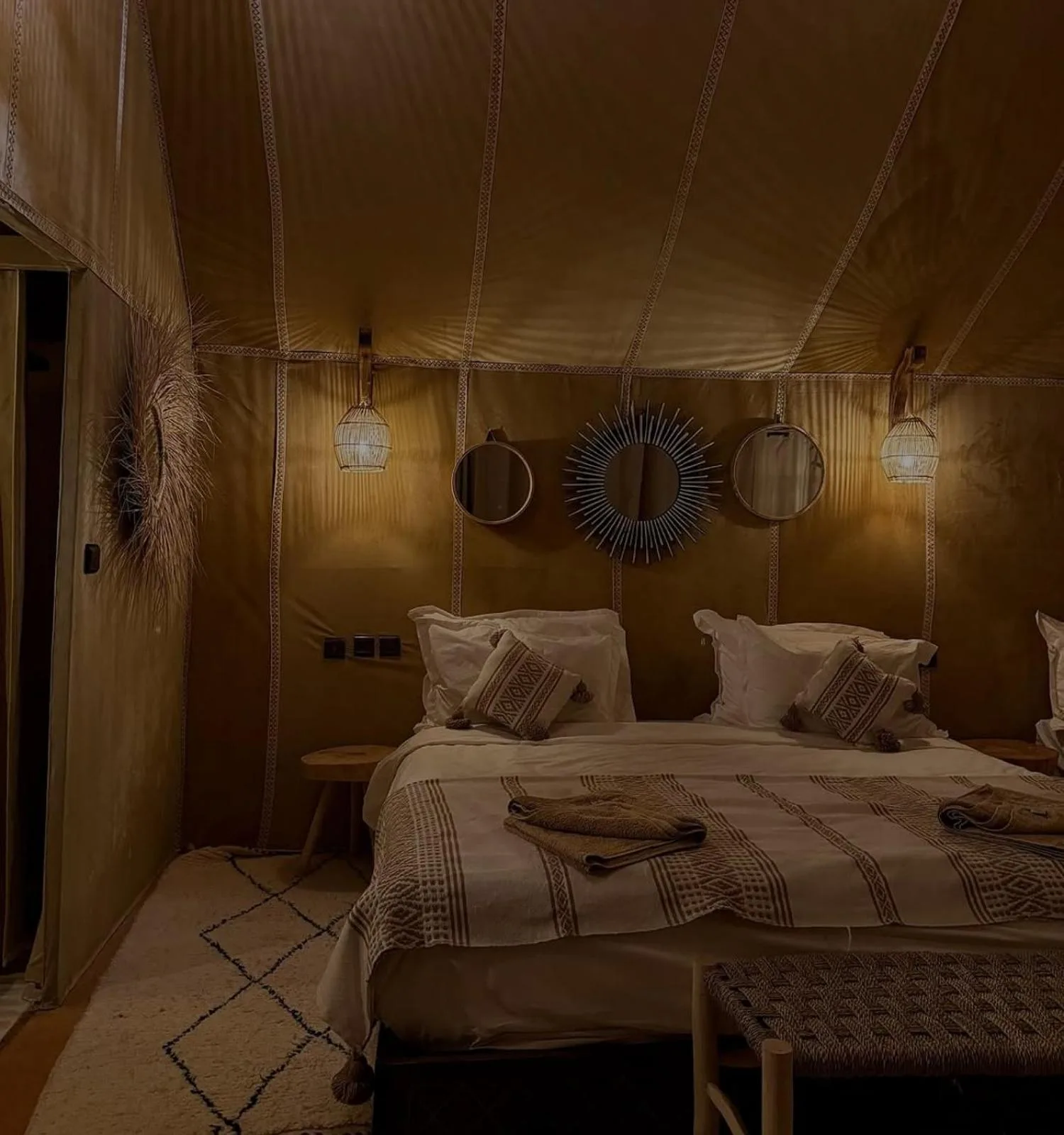 Intérieur de la tente deluxe au Tranquil Gem Luxury Camp