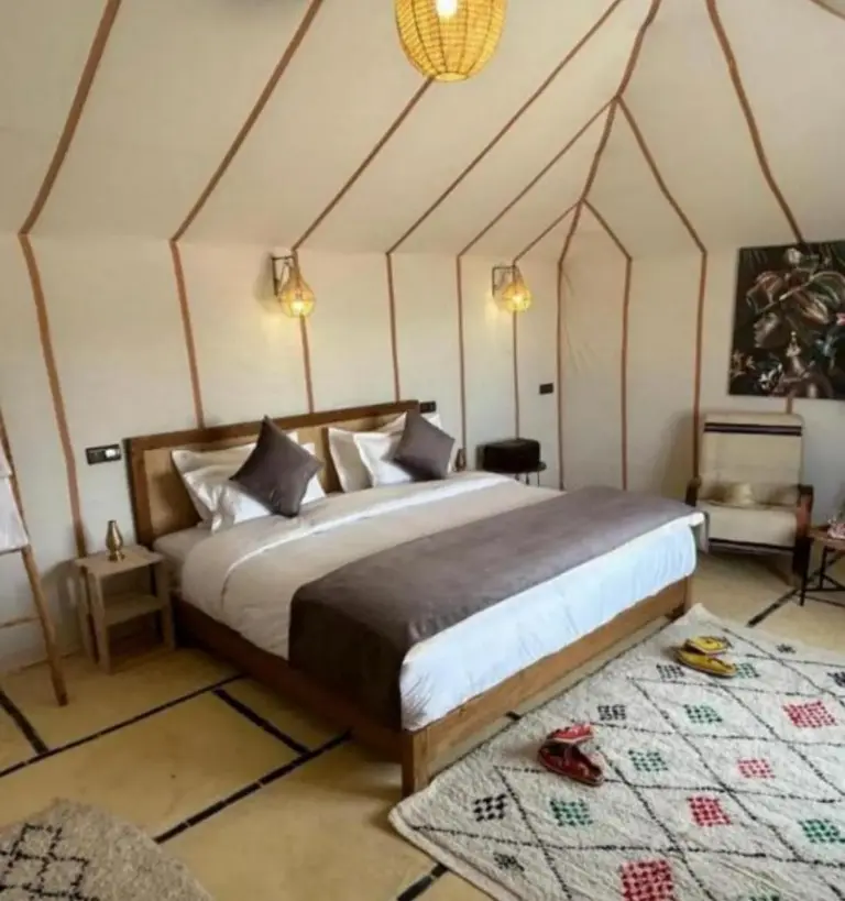 Chambre élégante sous tente au Tranquil Gem Luxury Camp