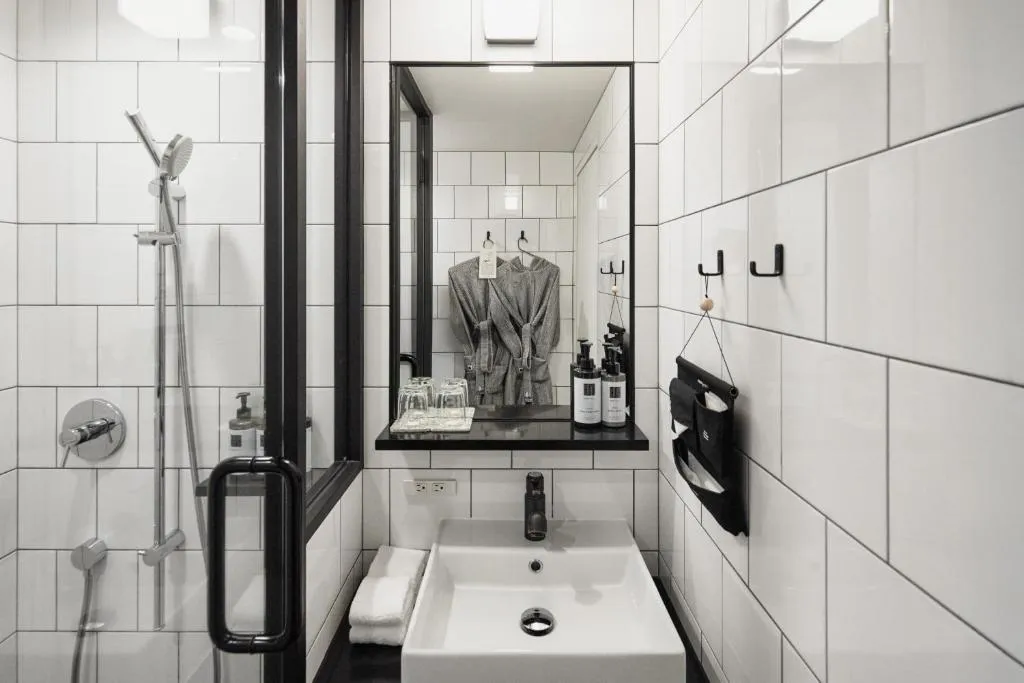Modern bathroom at TRUNK(HOTEL)CAT STREET in Tokyo