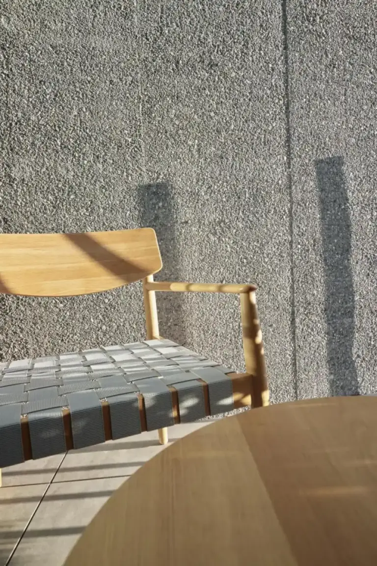 Gros plan sur une chaise en bois