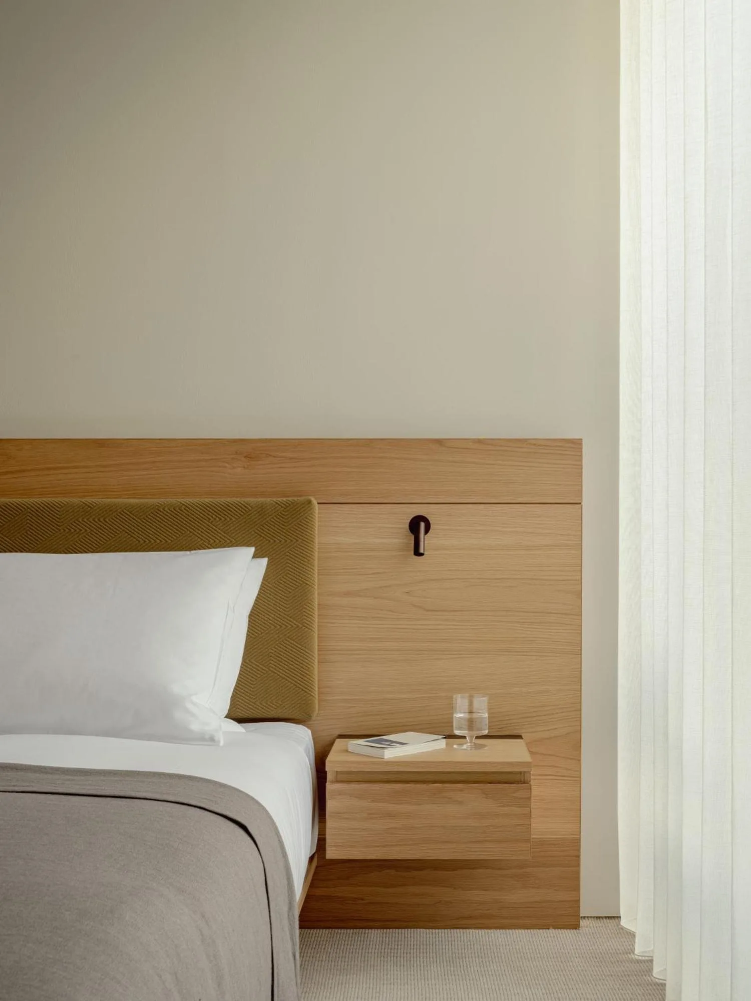 Cama y mesita de noche del Hotel Trunk Yoyogi