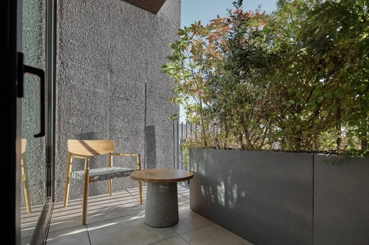 Espacio del balcón del Hotel Trunk Yoyogi con plantas