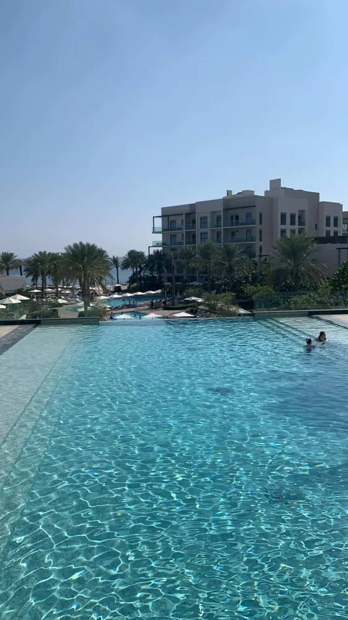 Piscine à débordement à Address Residences à Khor Fakkan