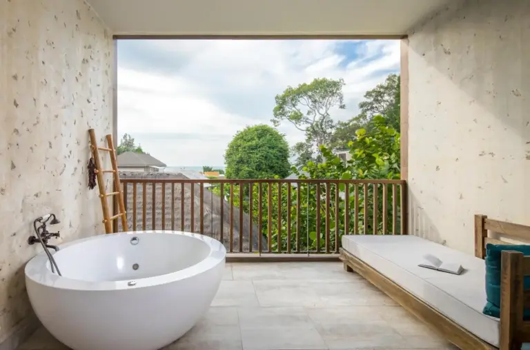 Baignoire extérieure avec vue à l'hôtel U Pattaya