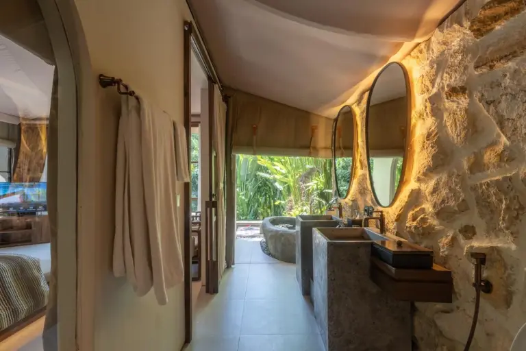 Vue d’ensemble de la salle de bains à Ubud Mas Glamping Luxury Tent.