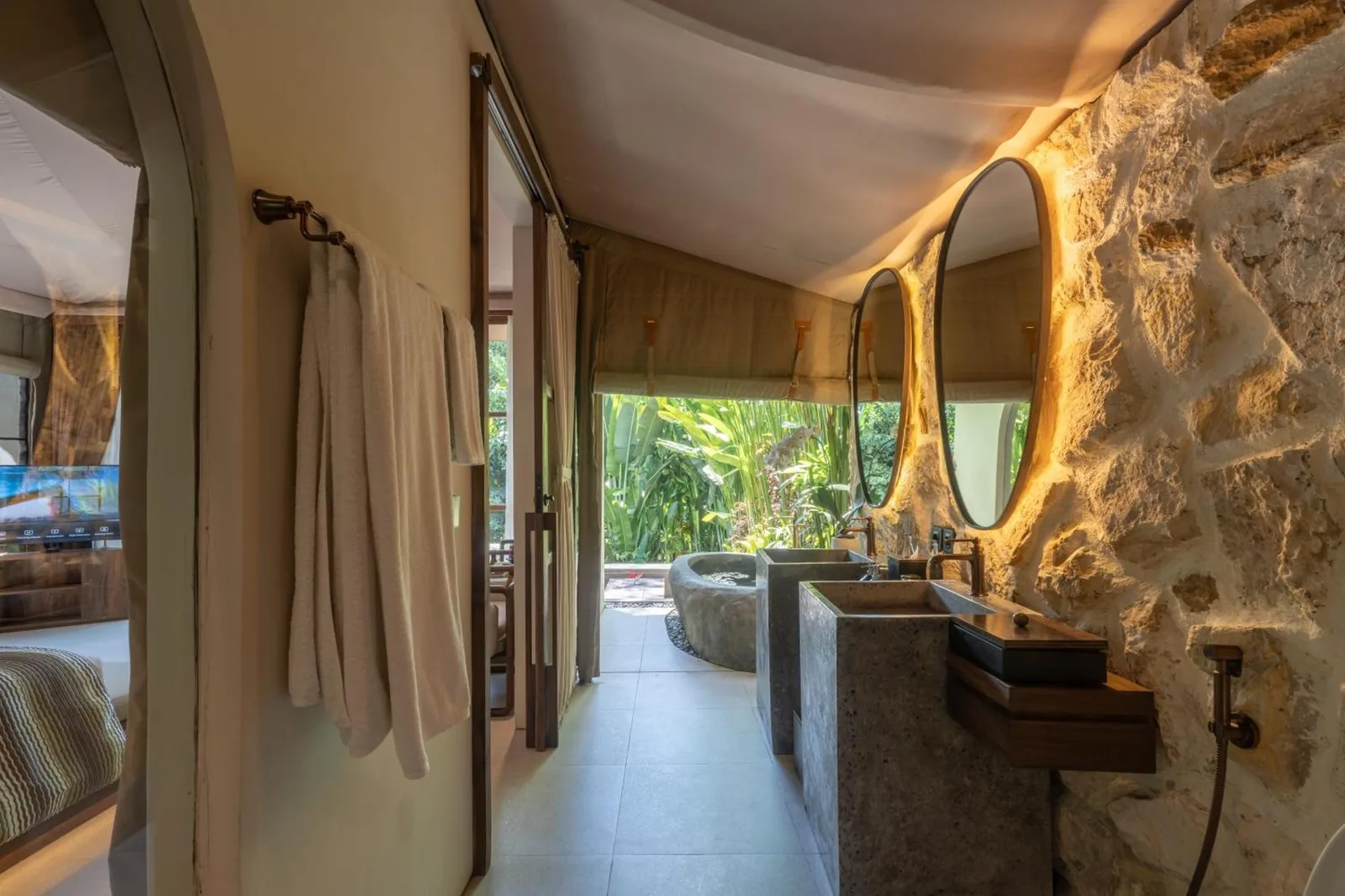 Vue d’ensemble de la salle de bains à Ubud Mas Glamping Luxury Tent.