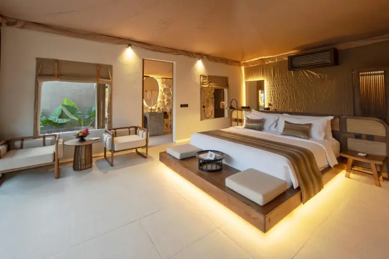 Intérieur luxueux de Ubud Mas Glamping Luxury Tent au design moderne.