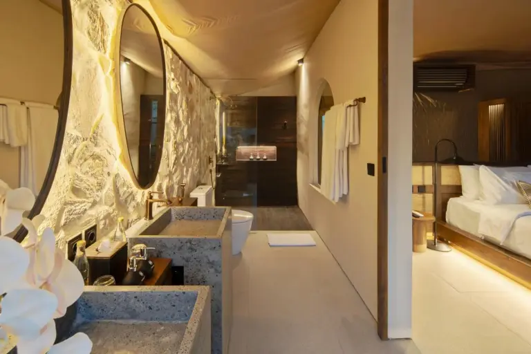 Aménagement moderne de la salle de bains à Ubud Mas Glamping Luxury Tent.