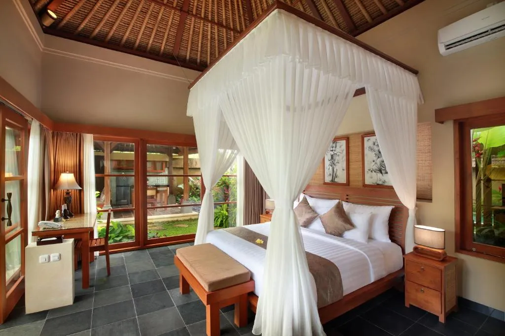 Intérieur d'une chambre luxueuse au Ubud Nyuh Bali Resort & Spa