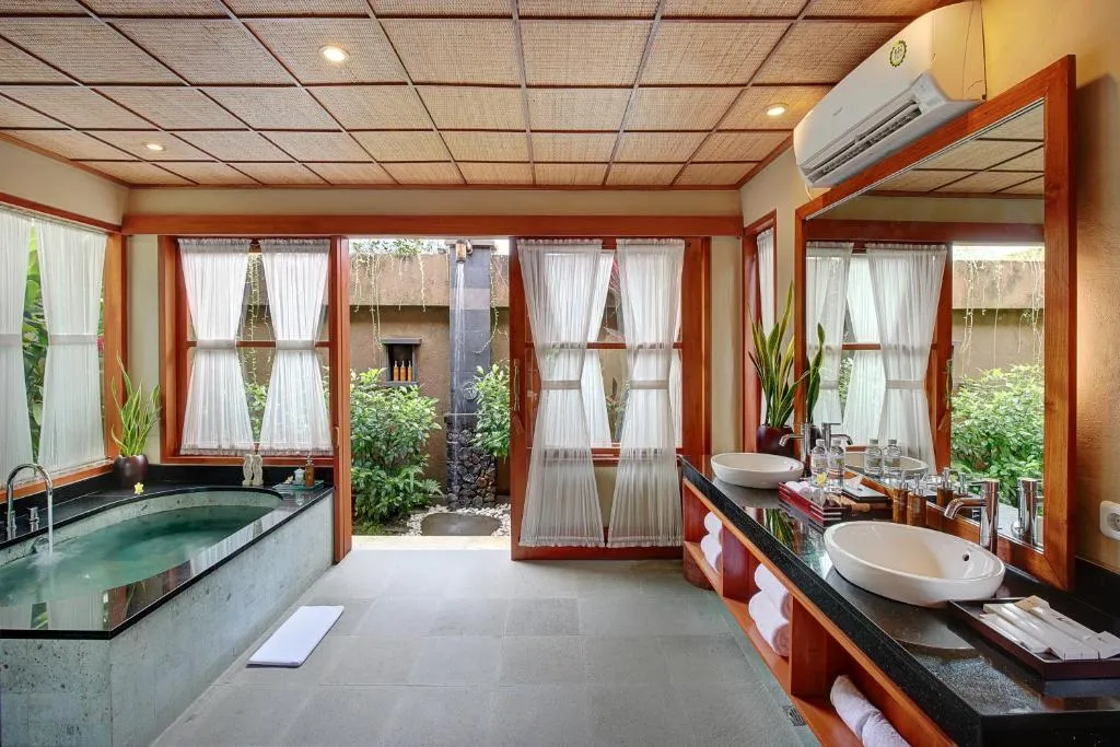 Salle de bain spacieuse au Ubud Nyuh Bali Resort & Spa