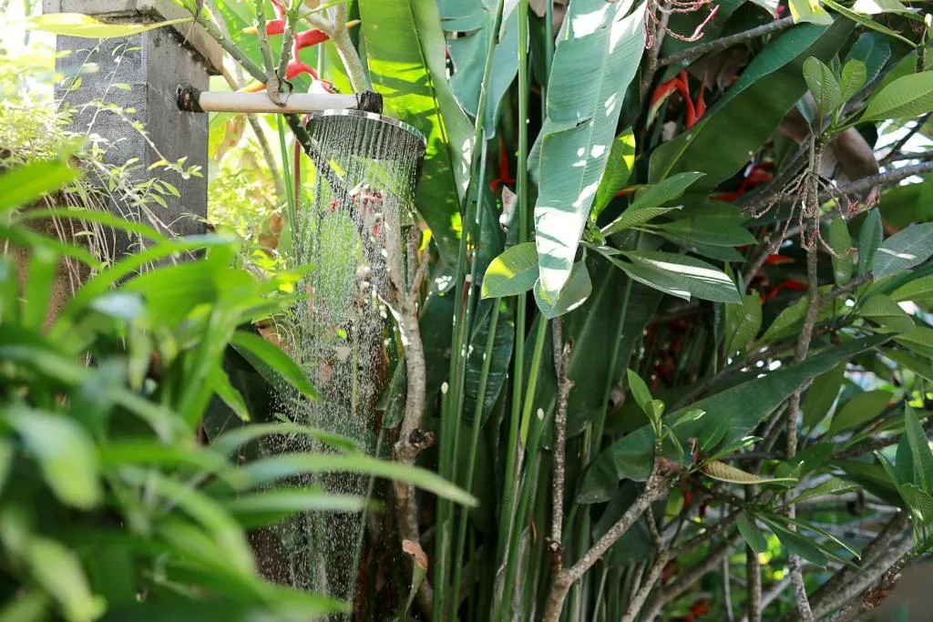 Caractéristique de douche tropicale au Ubud Nyuh Bali Resort & Spa