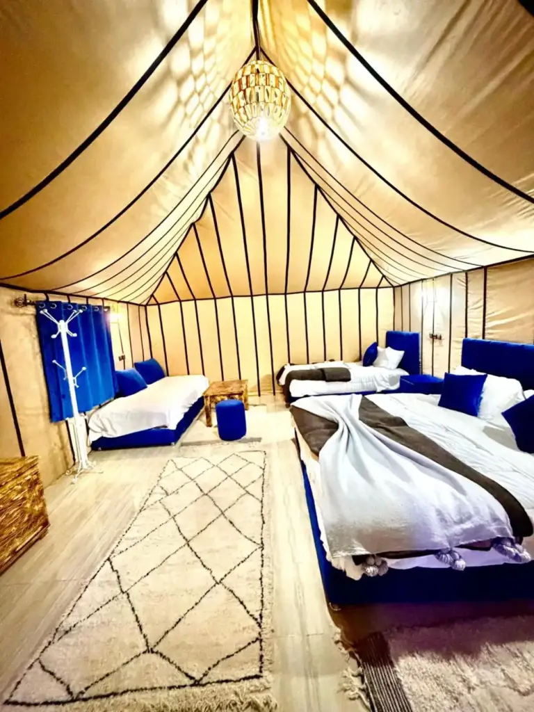 Ultimate Luxury Camp – hotel en Merzouga, Marruecos – un baño pequeño con un inodoro con la tapa levantada en Ultimate Luxury Camp en Merzouga