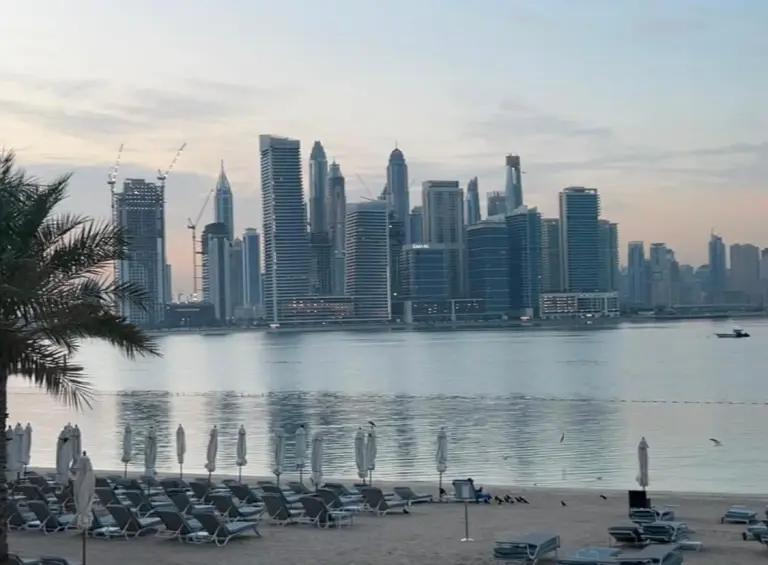 Vista de la playa y el perfil urbano desde Ultra Luxury Oceana Palm Private Beach Pool Access, Dubái