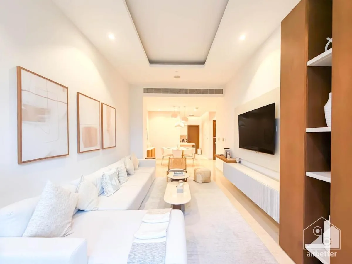 Elegante sala de estar en Ultra Luxury Oceana Palm Private Beach Pool Access, Dubái