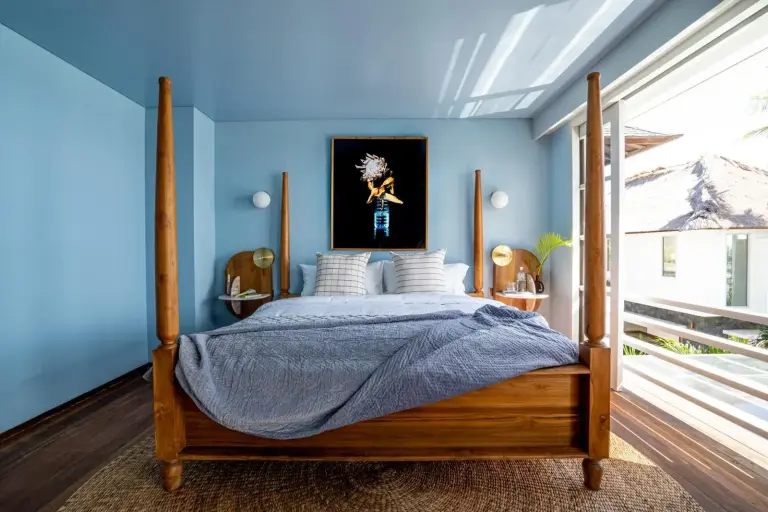 Hauptschlafzimmer mit Kunst im Ulu Cliffhouse - Adults Only in Uluwatu, Bali