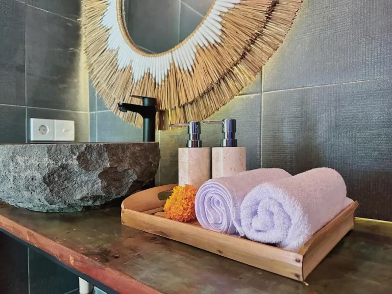 Bathroom amenities at Uma Raos Cottage in Bali