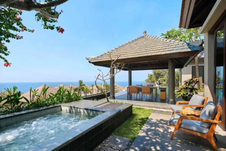 Privater Außen-Whirlpool im Umana Bali, LXR Hotels & Resorts