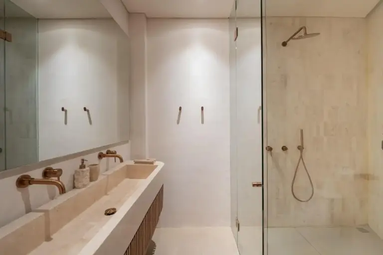 Salle de bain élégante au UMI Resort Uluwatu Bali