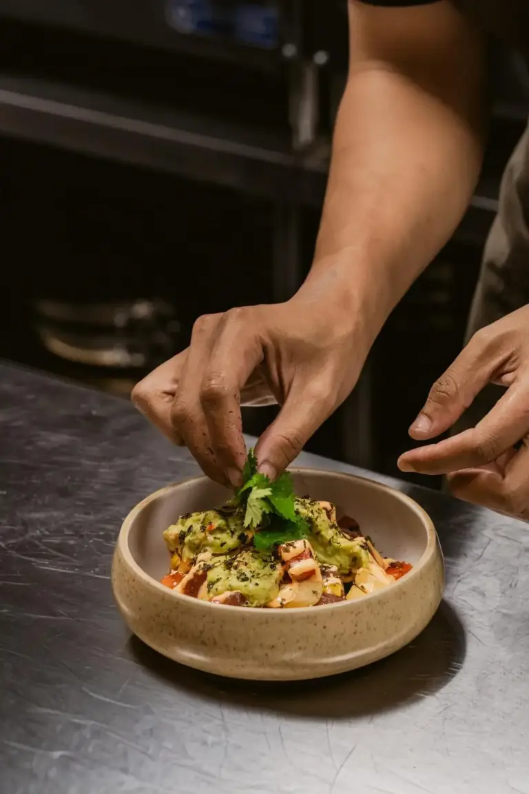 Chef préparant un plat au UMI Resort Uluwatu Bali