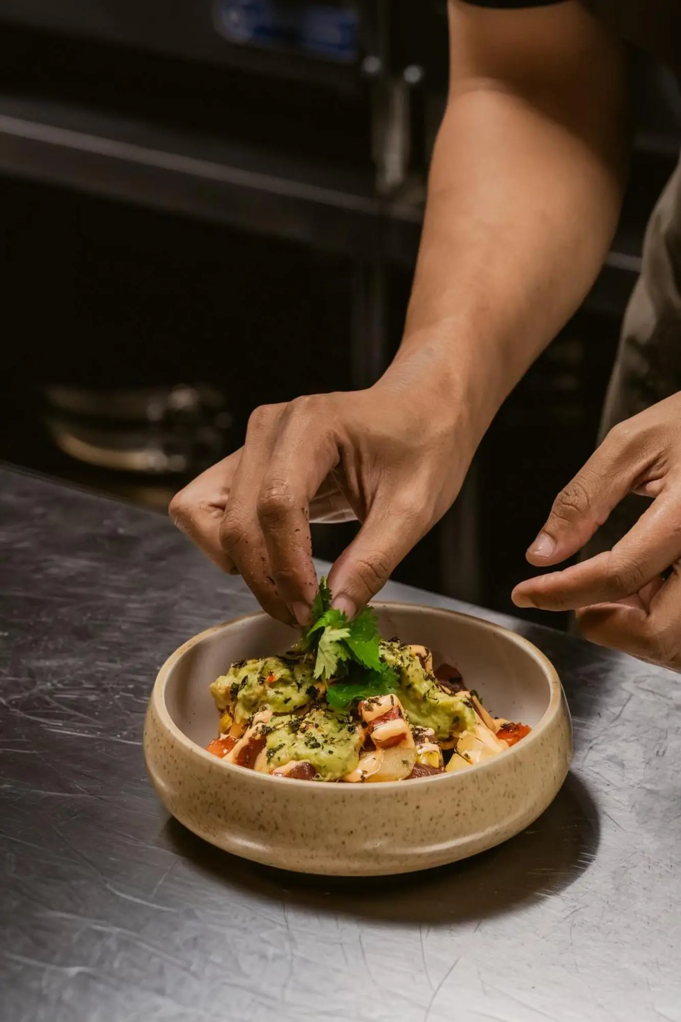 Chef préparant un plat au UMI Resort Uluwatu Bali