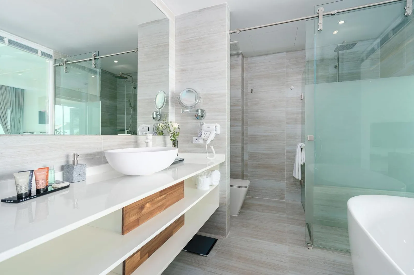 UniQue BoutiQue Resort modern bathroom