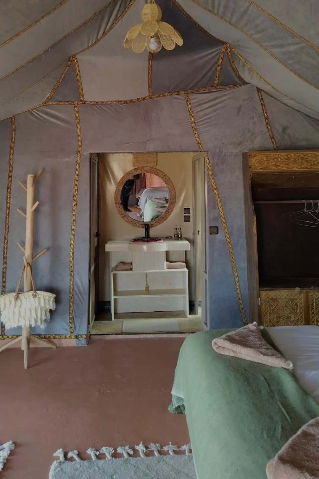 Blick in ein Zelt mit Badezimmer im Unique Luxury Camp