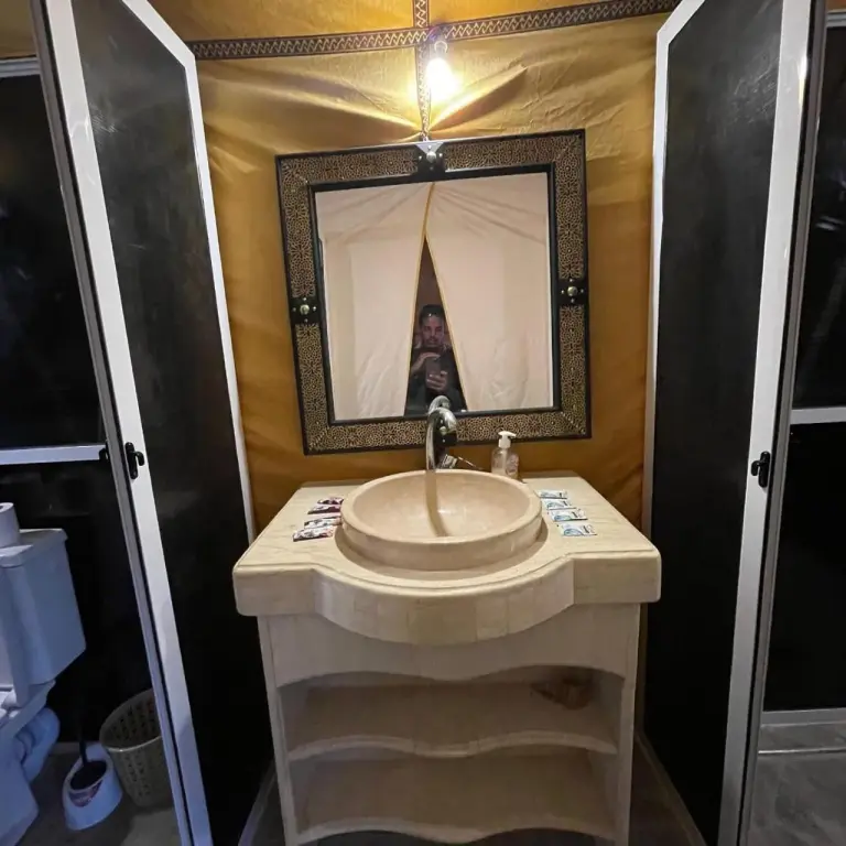 Privates Toilettenbad im Unique Sahara Camp in Merzouga in einer Zelt-Suite