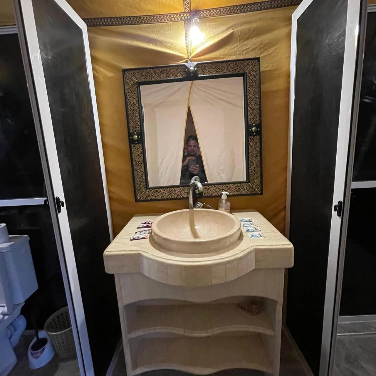 Privates Toilettenbad im Unique Sahara Camp in Merzouga in einer Zelt-Suite