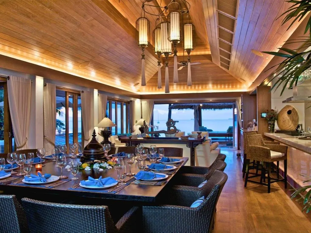 Salle à manger élégante à la Villa Upni Duniya à Koh Samui